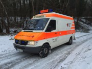 Rettungswagen auf Schneeketten